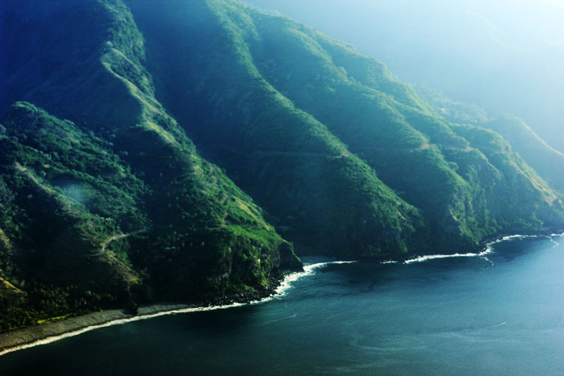 Bukit-bukit yang terlihat dari pesawat susi Air